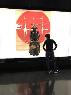 偉そうに見てる　笑